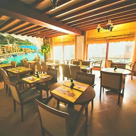 British Hotel At Old Harbour Otel Girne